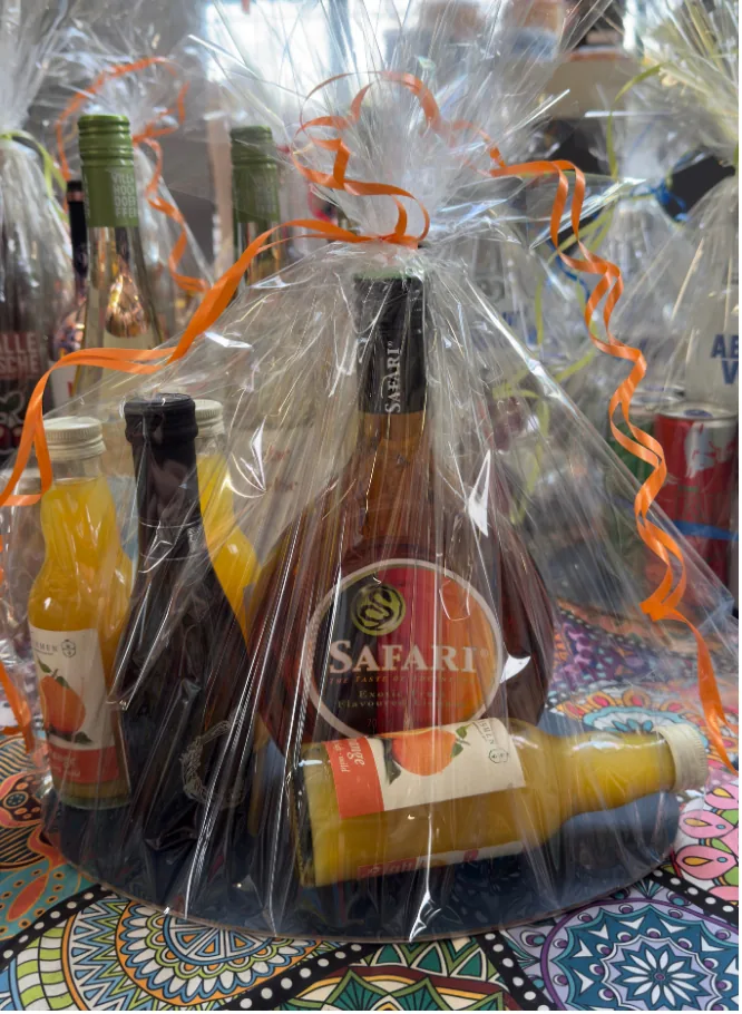 In folie verpakte cadeaumand met dranken bij Trinkgut Jammers