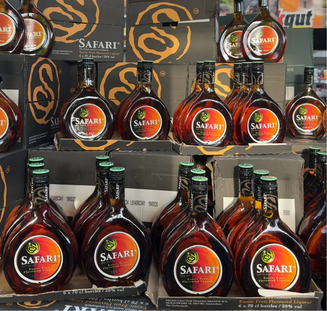 Safari-likeurflessen voor zwart-oranje dozen in een winkelpresentatie