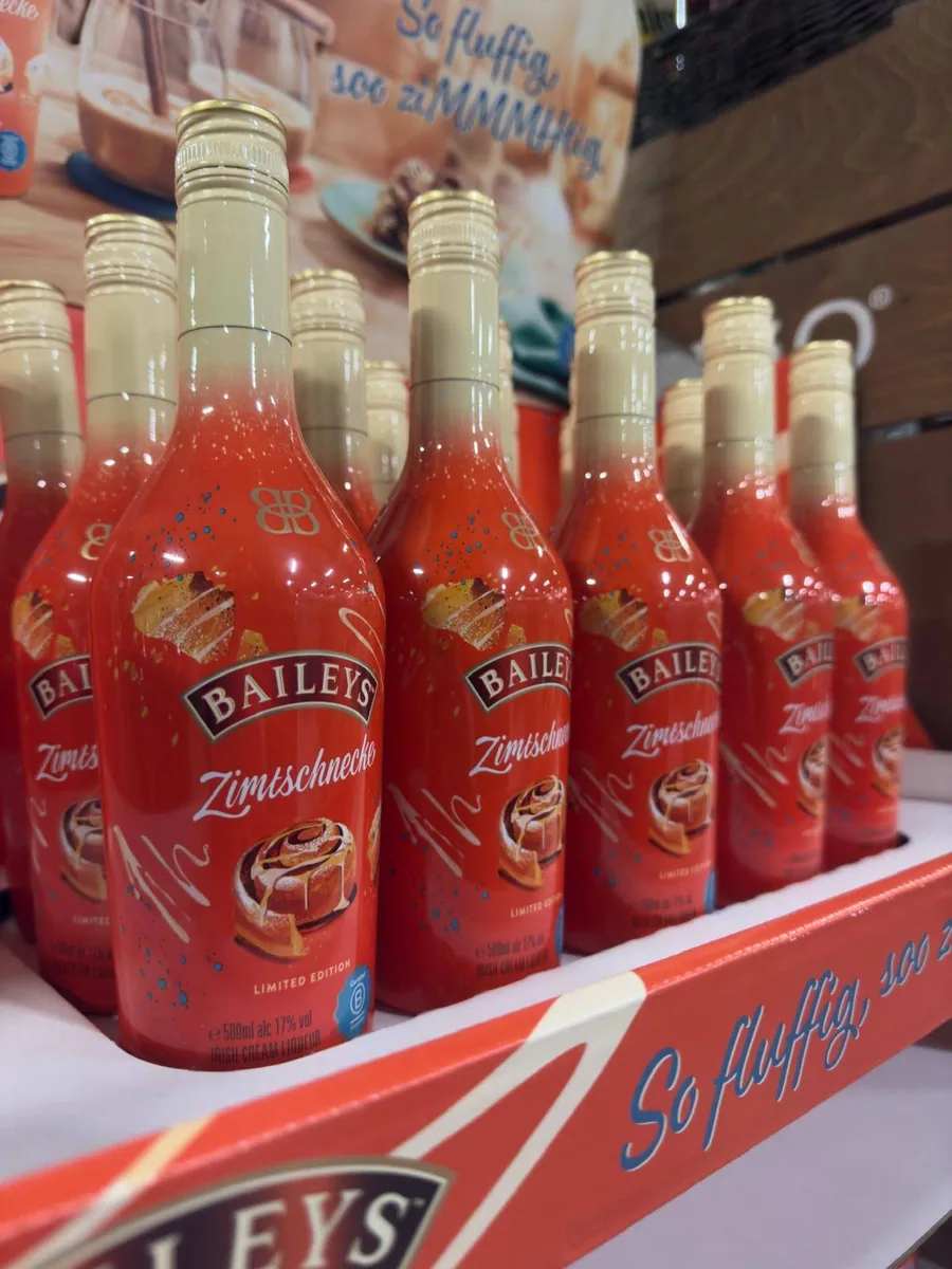 Presentatie met oranje Baileys Zimtschnecke-flessen bij Trinkgut Jammers