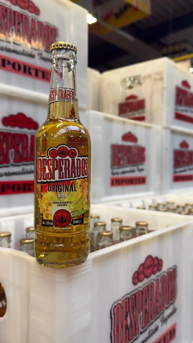 Desperados-fles op witte drankkratten in de winkel