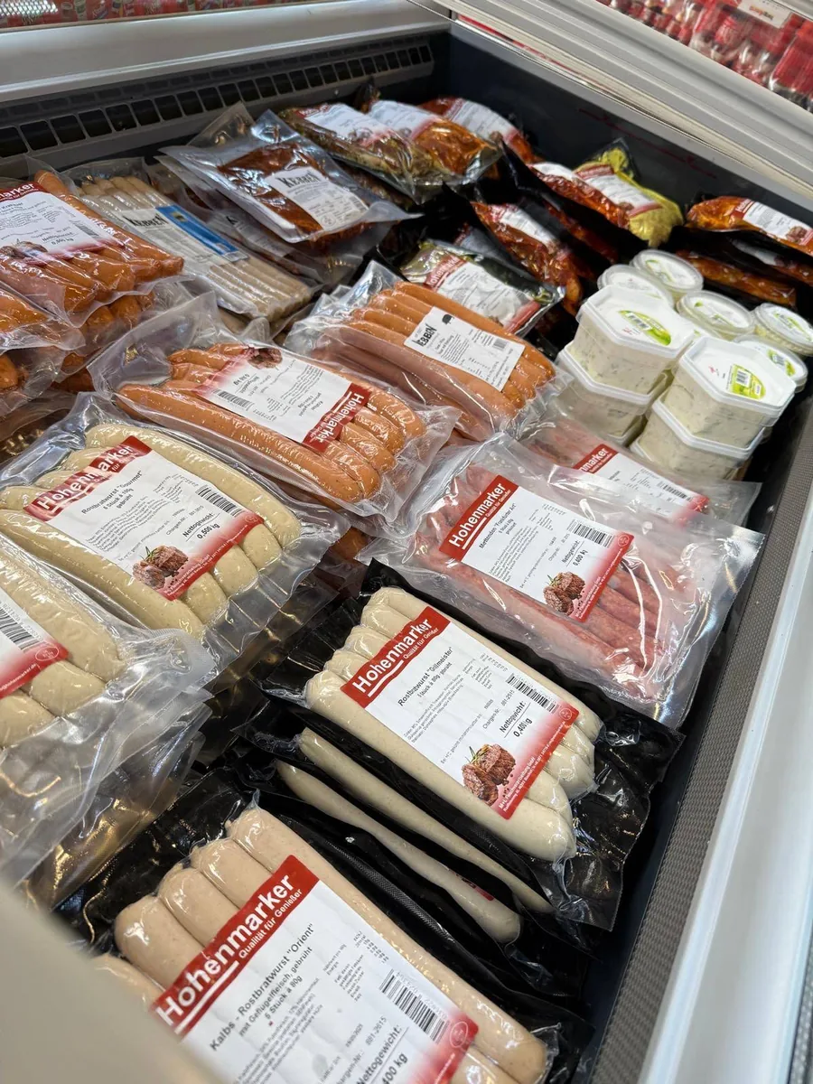 Open koeling met vleeswaren en Hohenmarker-dips in de winkel