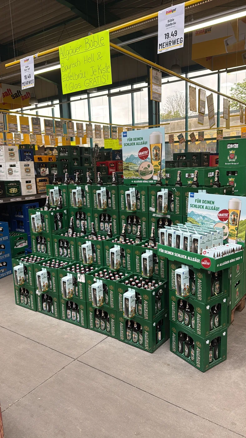 Büble-bierpresentatie met gestapelde drankkratten in de winkel