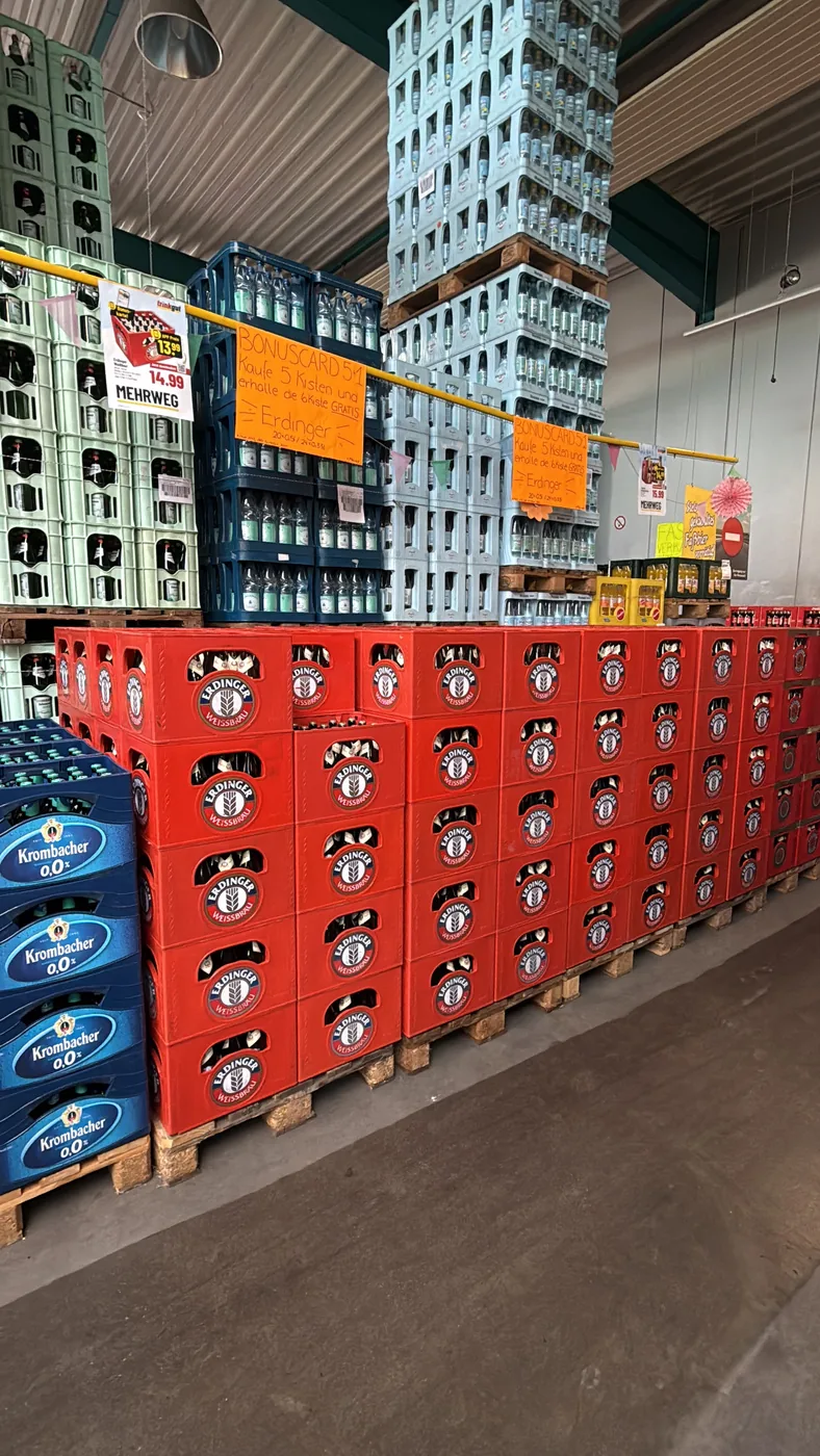 Erdinger-witbier in een hoge stapel kratten bij Jammers