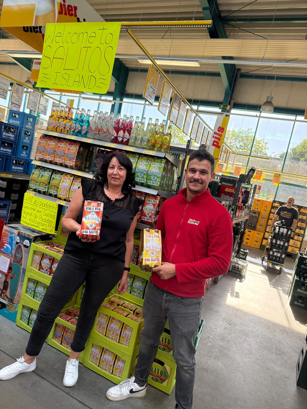 Twee personen met gewonnen producten in de drankenwinkel