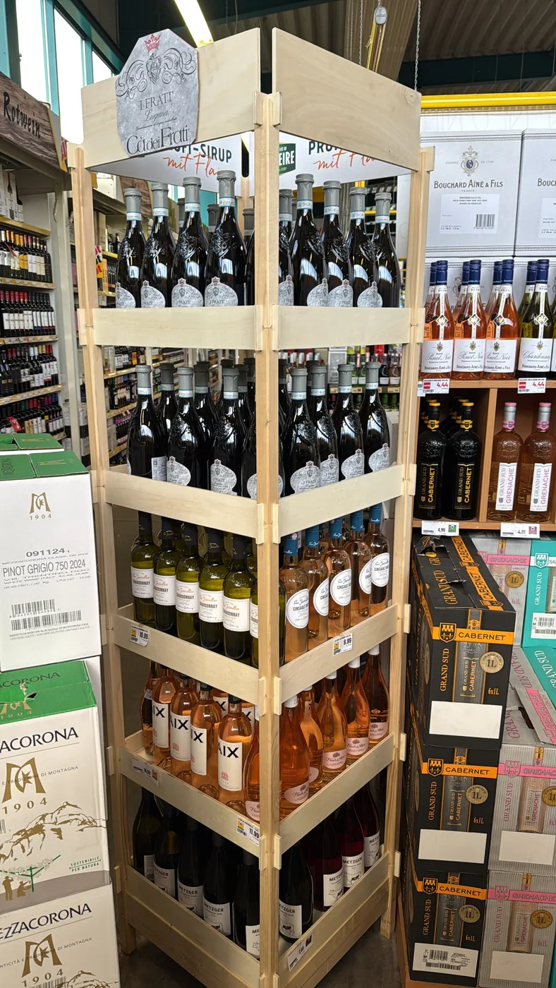 Een wijnrek met verschillende flessen in de winkel