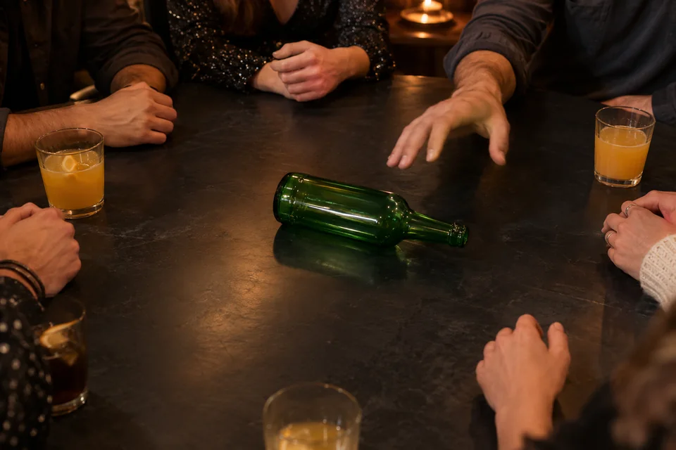 Flesje draaien tijdens een gezellige spelavond